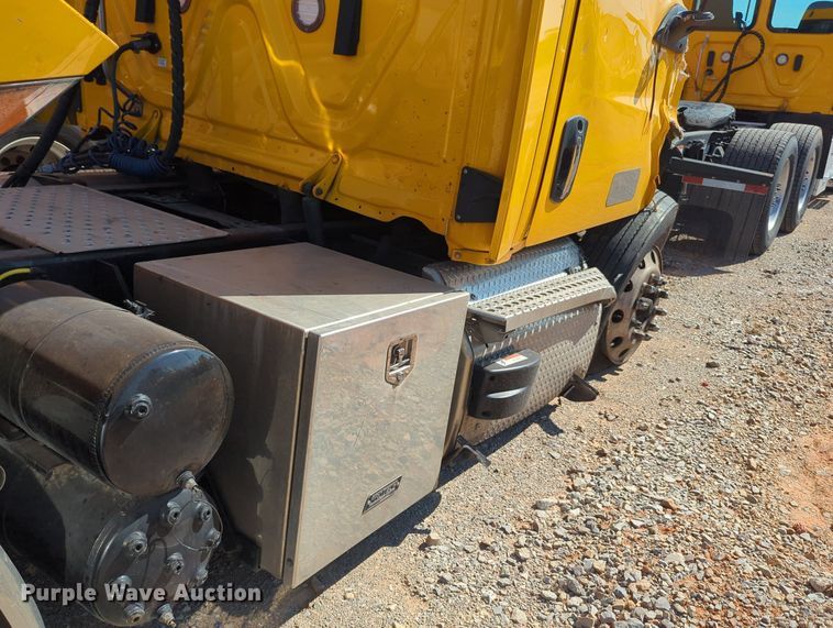 image for item MY9966 2022 Freightliner Cascadia semi truck