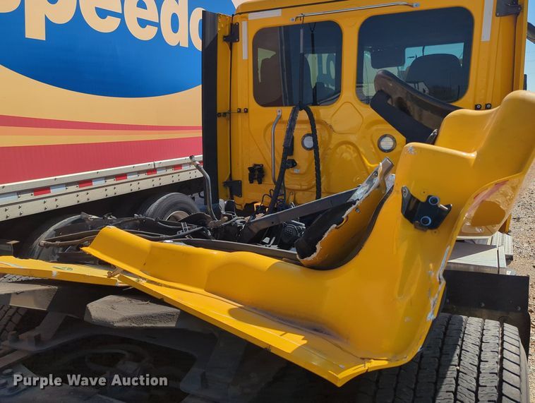 image for item MY9966 2022 Freightliner Cascadia semi truck