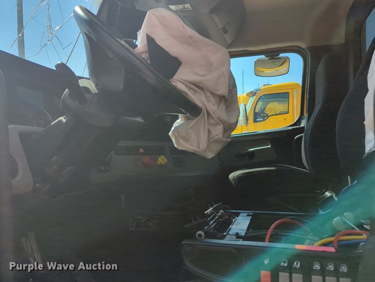 image for item MY9966 2022 Freightliner Cascadia semi truck