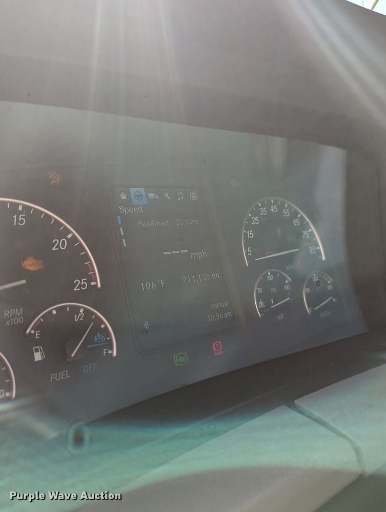 image for item MY9966 2022 Freightliner Cascadia semi truck