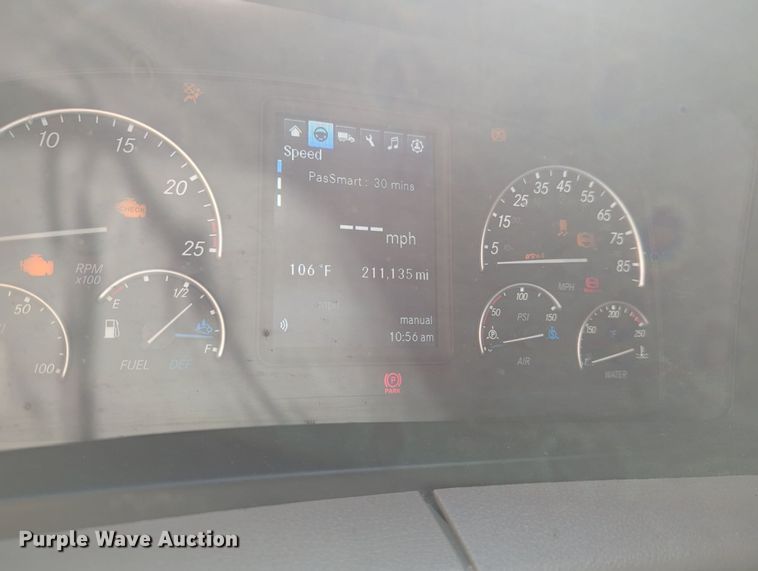 image for item MY9966 2022 Freightliner Cascadia semi truck