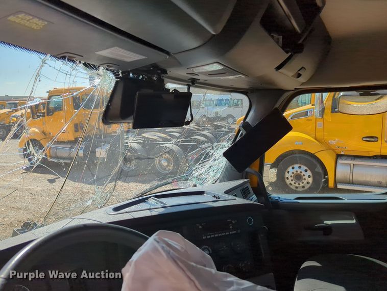 image for item MY9966 2022 Freightliner Cascadia semi truck