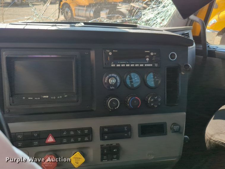 image for item MY9966 2022 Freightliner Cascadia semi truck