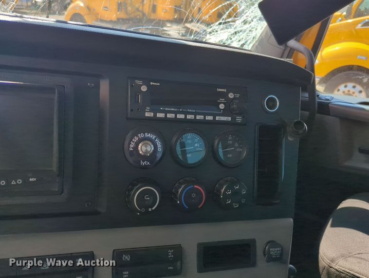 image for item MY9966 2022 Freightliner Cascadia semi truck