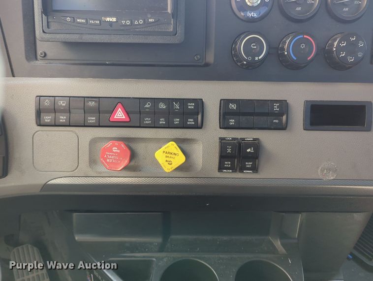 image for item MY9966 2022 Freightliner Cascadia semi truck