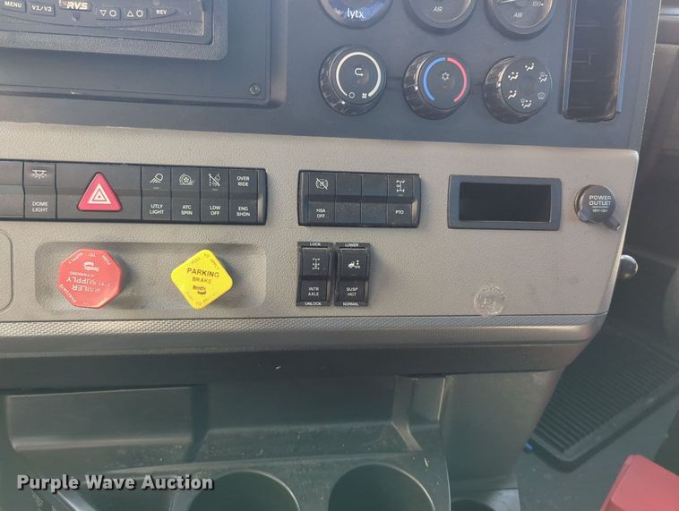 image for item MY9966 2022 Freightliner Cascadia semi truck