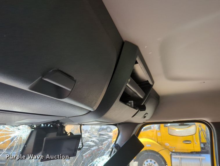 image for item MY9966 2022 Freightliner Cascadia semi truck