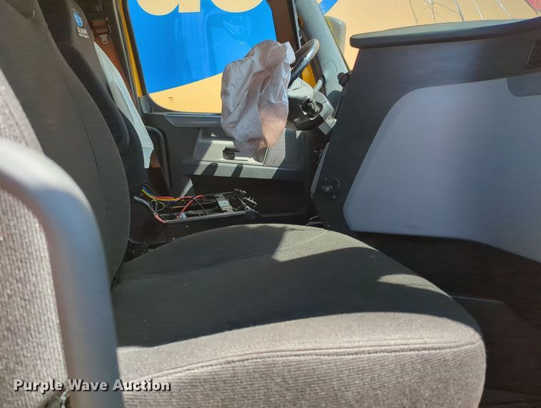 image for item MY9966 2022 Freightliner Cascadia semi truck