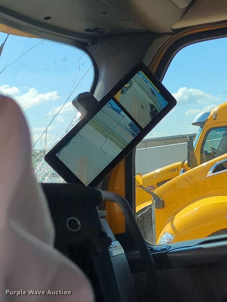 image for item MY9966 2022 Freightliner Cascadia semi truck