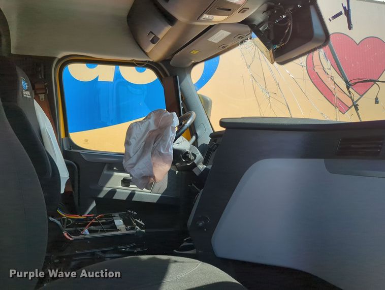 image for item MY9966 2022 Freightliner Cascadia semi truck