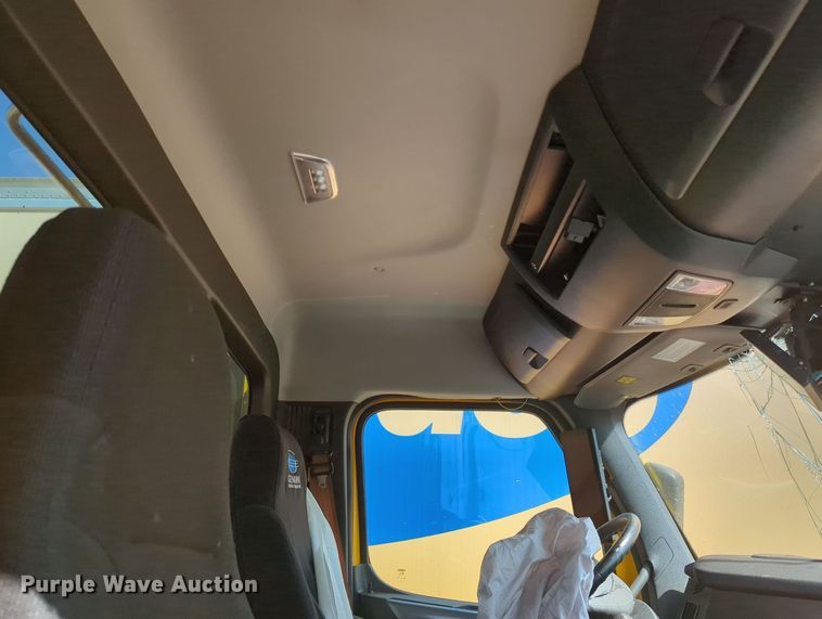 image for item MY9966 2022 Freightliner Cascadia semi truck