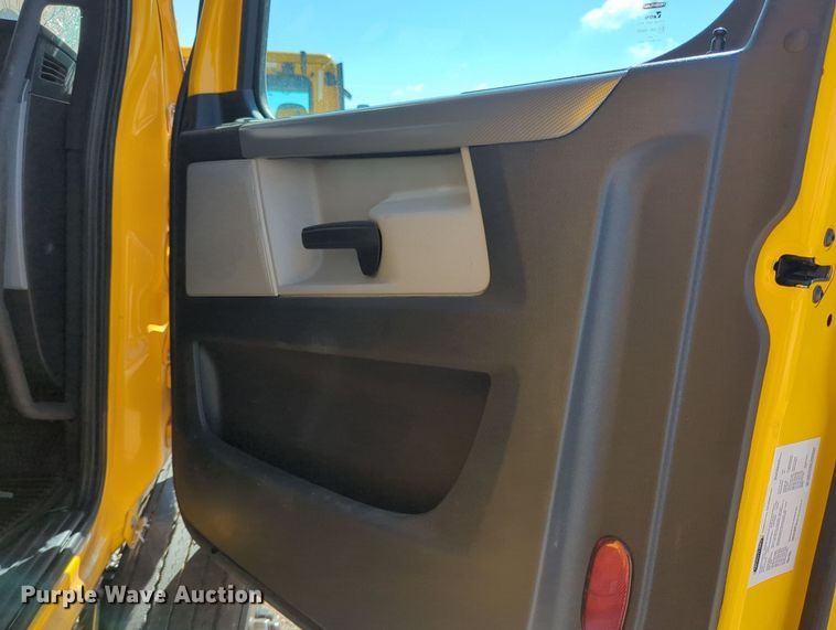 image for item MY9966 2022 Freightliner Cascadia semi truck