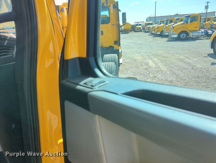 image for item MY9966 2022 Freightliner Cascadia semi truck