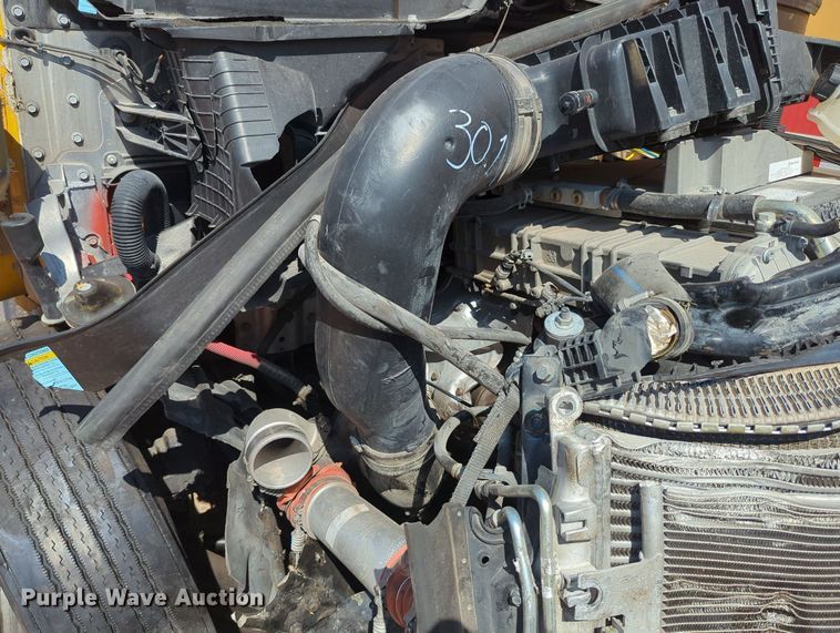 image for item MY9966 2022 Freightliner Cascadia semi truck