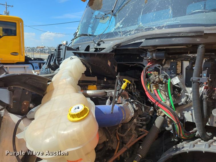 image for item MY9966 2022 Freightliner Cascadia semi truck