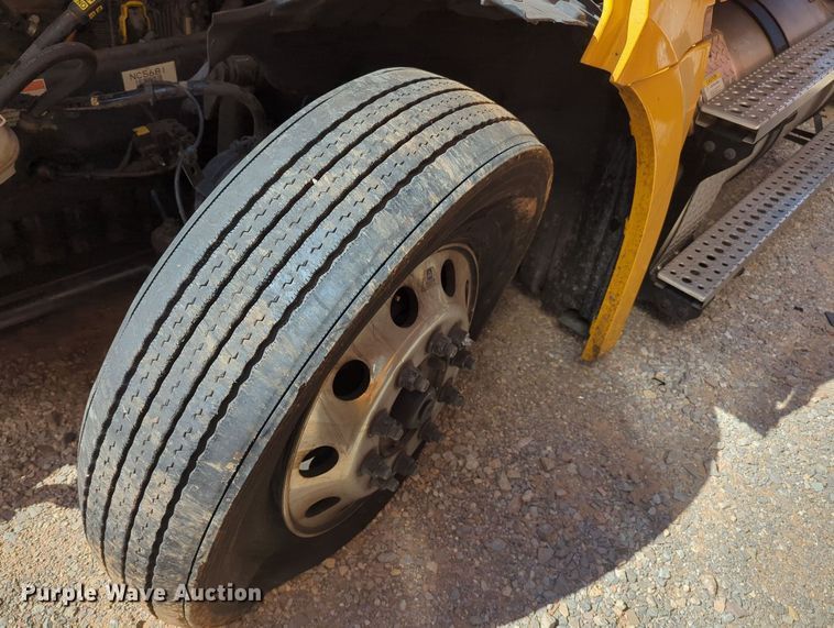 image for item MY9966 2022 Freightliner Cascadia semi truck