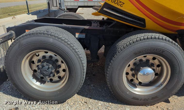 image for item MY9966 2022 Freightliner Cascadia semi truck