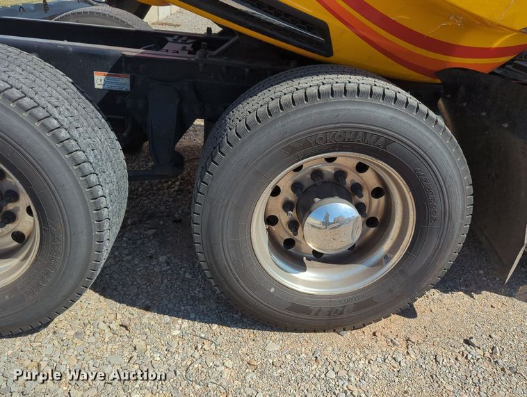 image for item MY9966 2022 Freightliner Cascadia semi truck