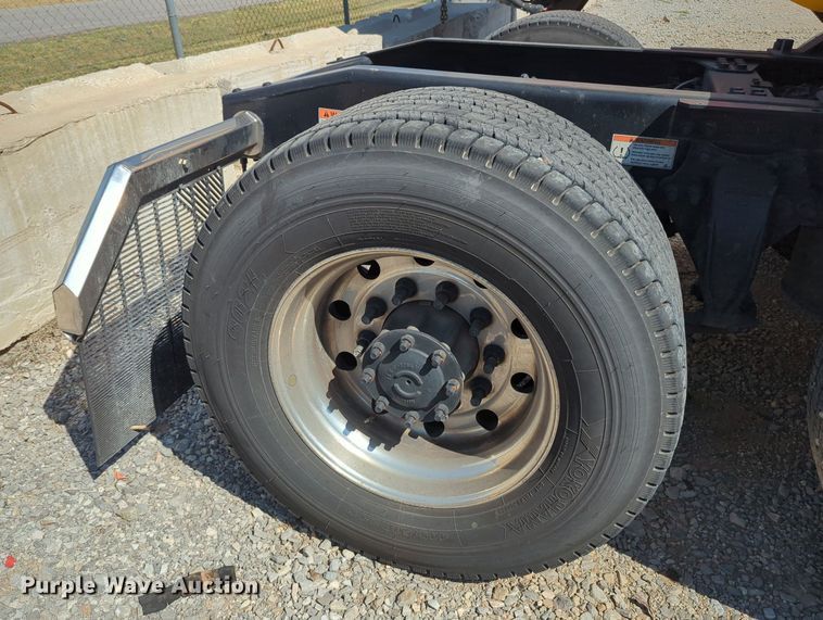 image for item MY9966 2022 Freightliner Cascadia semi truck