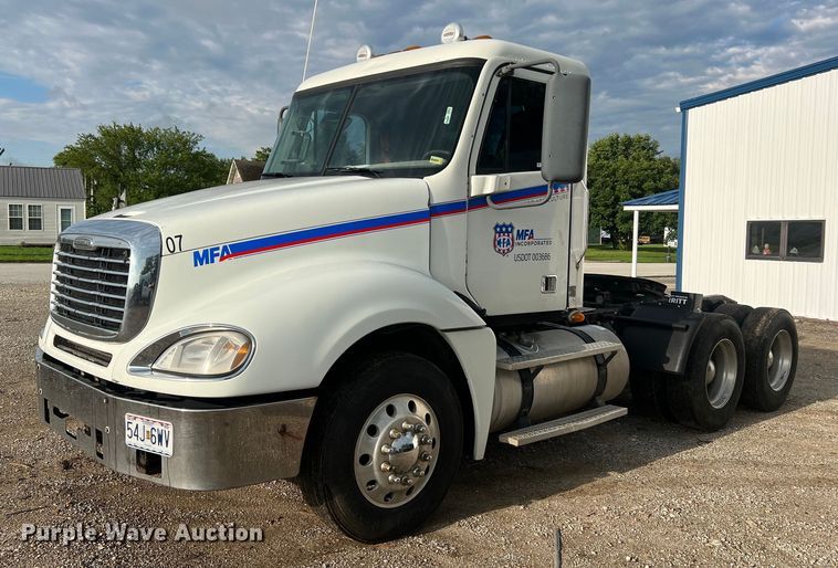 image for item NA9090 2007 Freightliner Columbia semi truck