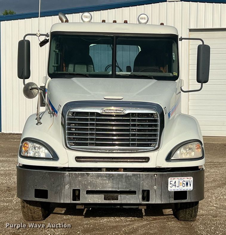 image for item NA9090 2007 Freightliner Columbia semi truck