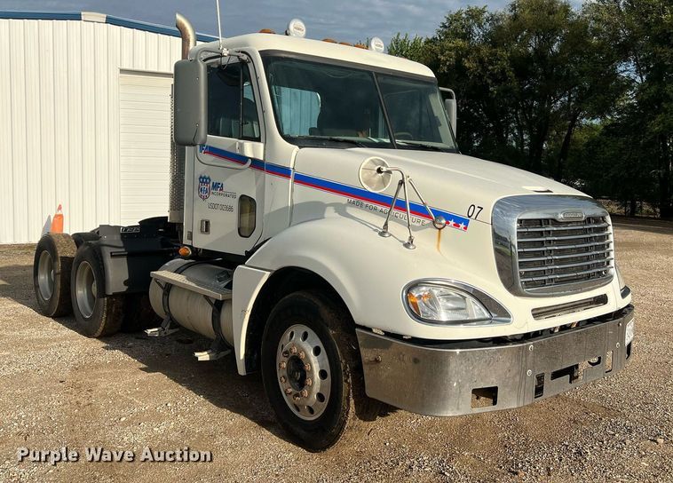 image for item NA9090 2007 Freightliner Columbia semi truck