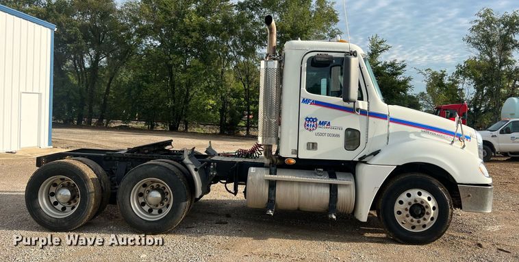 image for item NA9090 2007 Freightliner Columbia semi truck