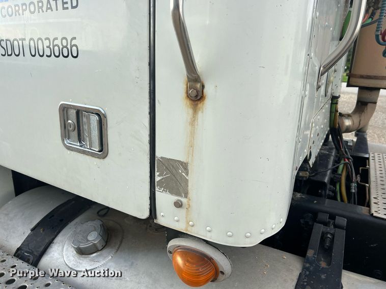 image for item NA9090 2007 Freightliner Columbia semi truck