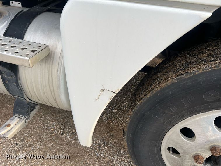 image for item NA9090 2007 Freightliner Columbia semi truck