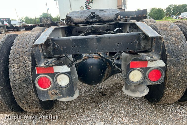 image for item NA9090 2007 Freightliner Columbia semi truck