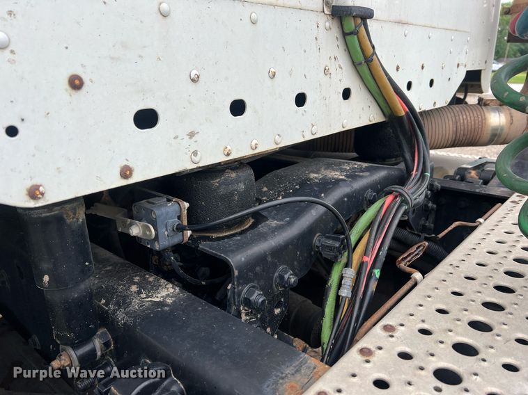 image for item NA9090 2007 Freightliner Columbia semi truck