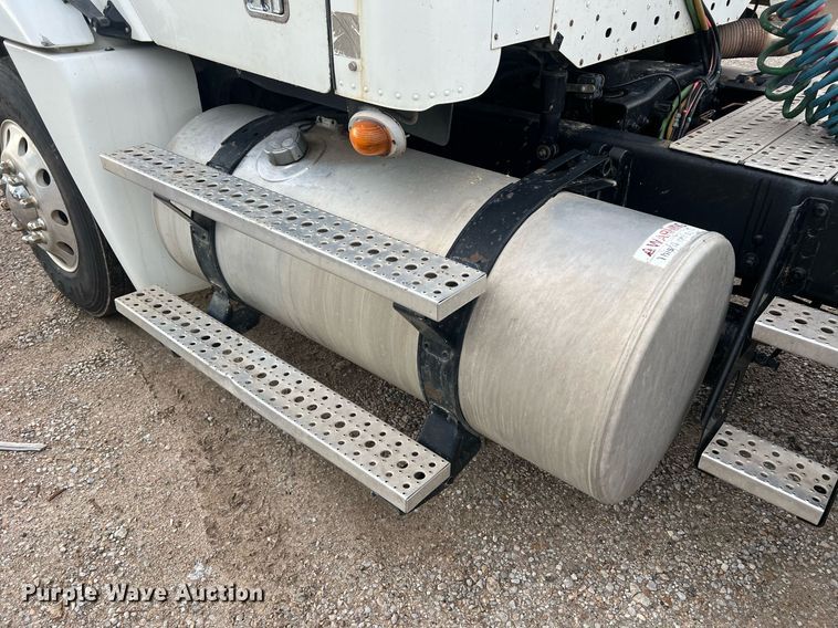 image for item NA9090 2007 Freightliner Columbia semi truck