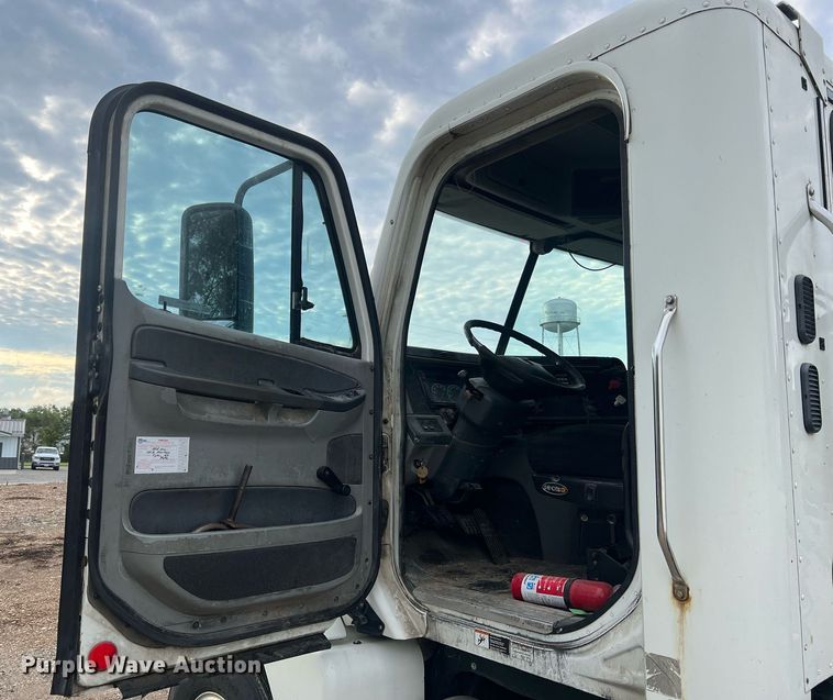 image for item NA9090 2007 Freightliner Columbia semi truck