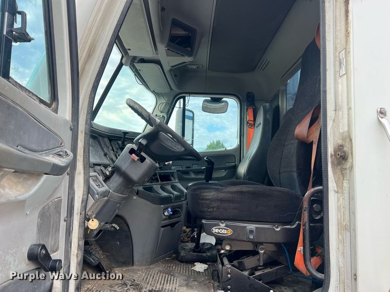 image for item NA9090 2007 Freightliner Columbia semi truck