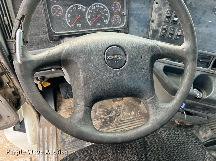 image for item NA9090 2007 Freightliner Columbia semi truck