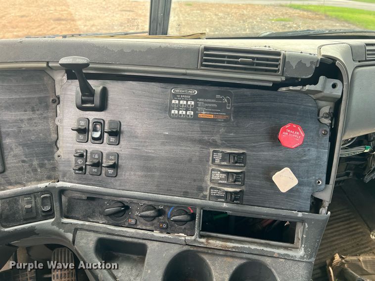 image for item NA9090 2007 Freightliner Columbia semi truck