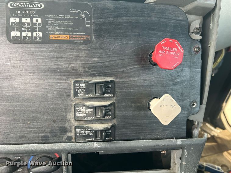 image for item NA9090 2007 Freightliner Columbia semi truck