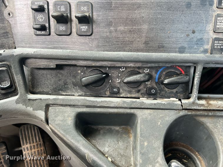 image for item NA9090 2007 Freightliner Columbia semi truck