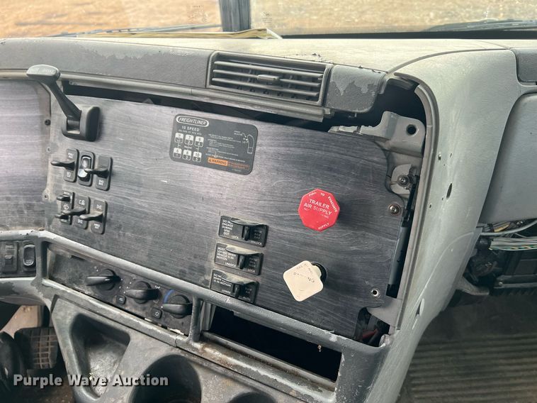 image for item NA9090 2007 Freightliner Columbia semi truck