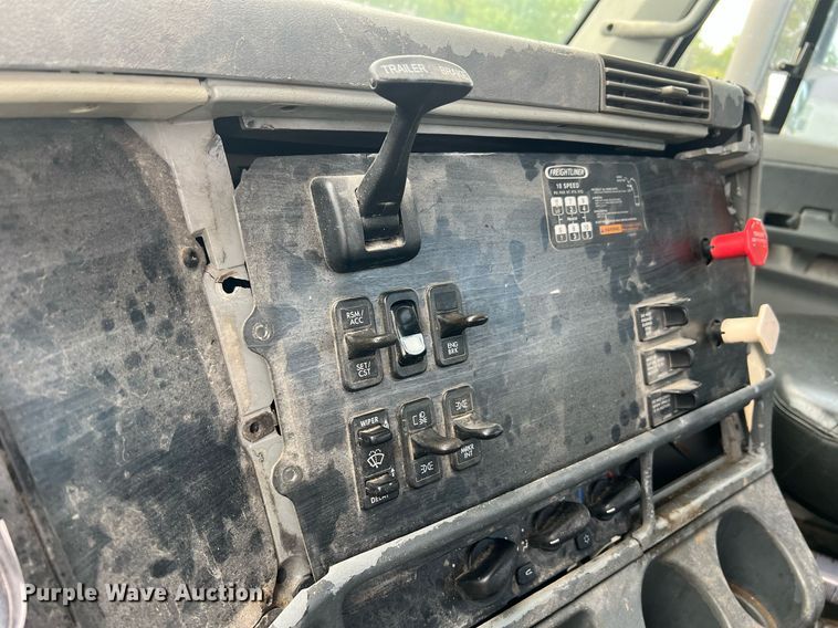 image for item NA9090 2007 Freightliner Columbia semi truck