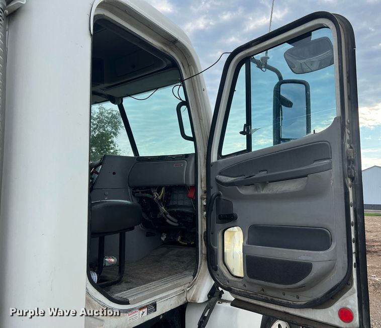 image for item NA9090 2007 Freightliner Columbia semi truck