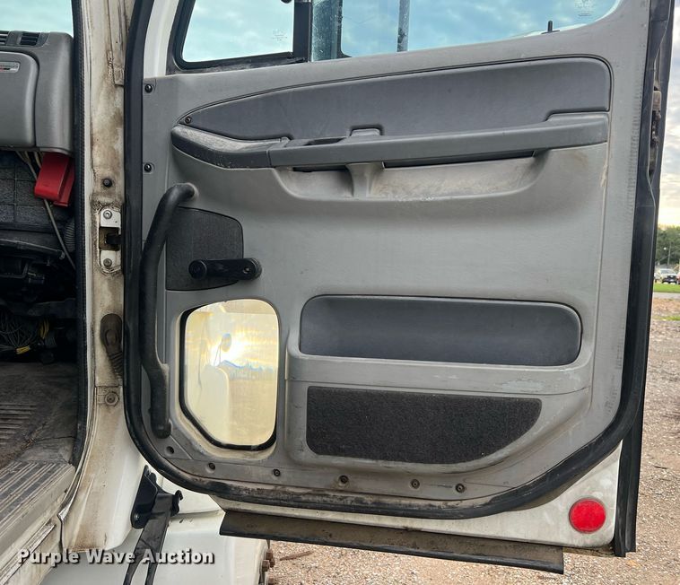 image for item NA9090 2007 Freightliner Columbia semi truck