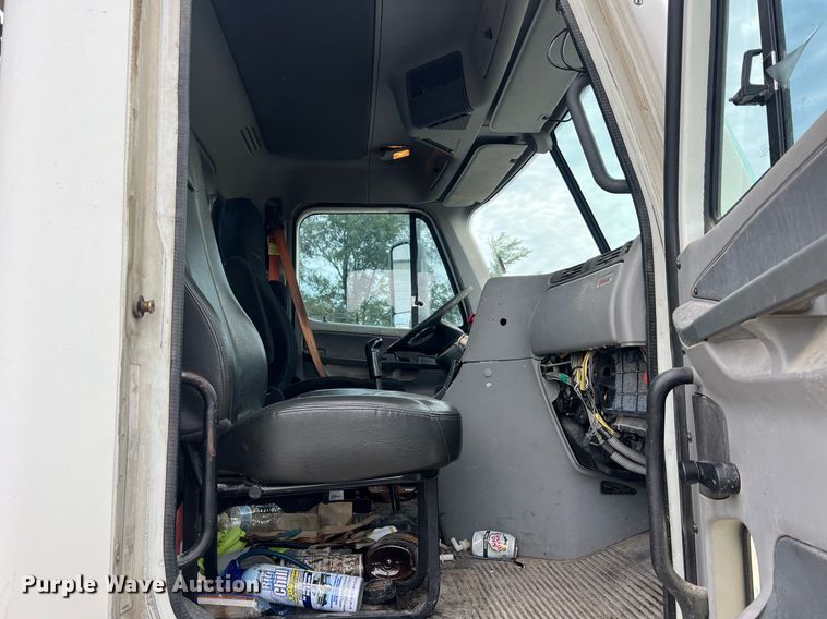 image for item NA9090 2007 Freightliner Columbia semi truck