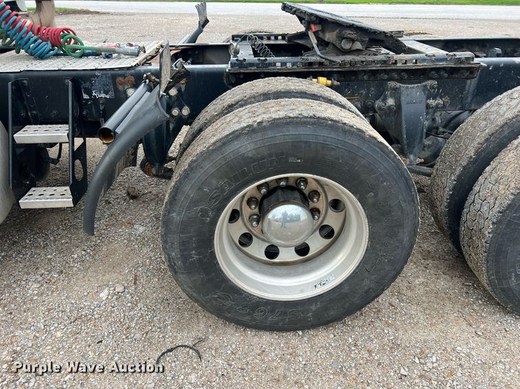 image for item NA9090 2007 Freightliner Columbia semi truck