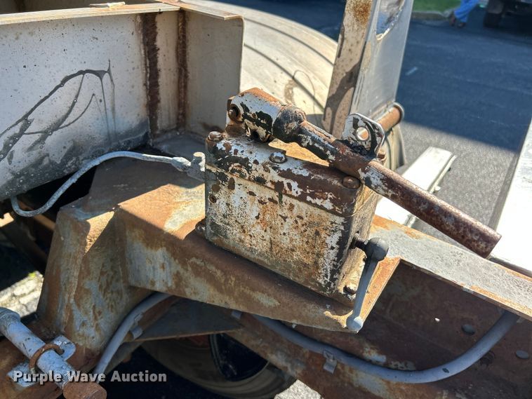 image for item NL9518 1989 Sunshine Stainless Tank & Equip  tank trailer