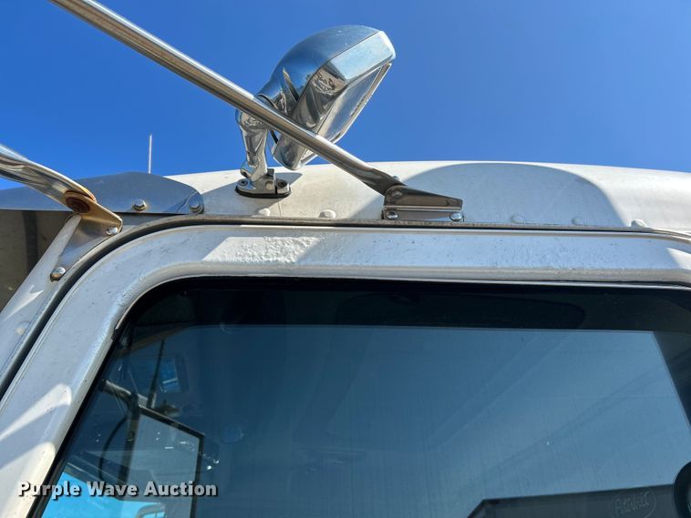 image for item NL9520 2007 Peterbilt 379  semi truck