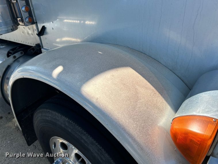 image for item NL9520 2007 Peterbilt 379  semi truck