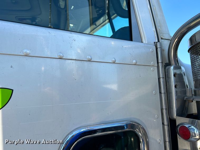 image for item NL9520 2007 Peterbilt 379  semi truck