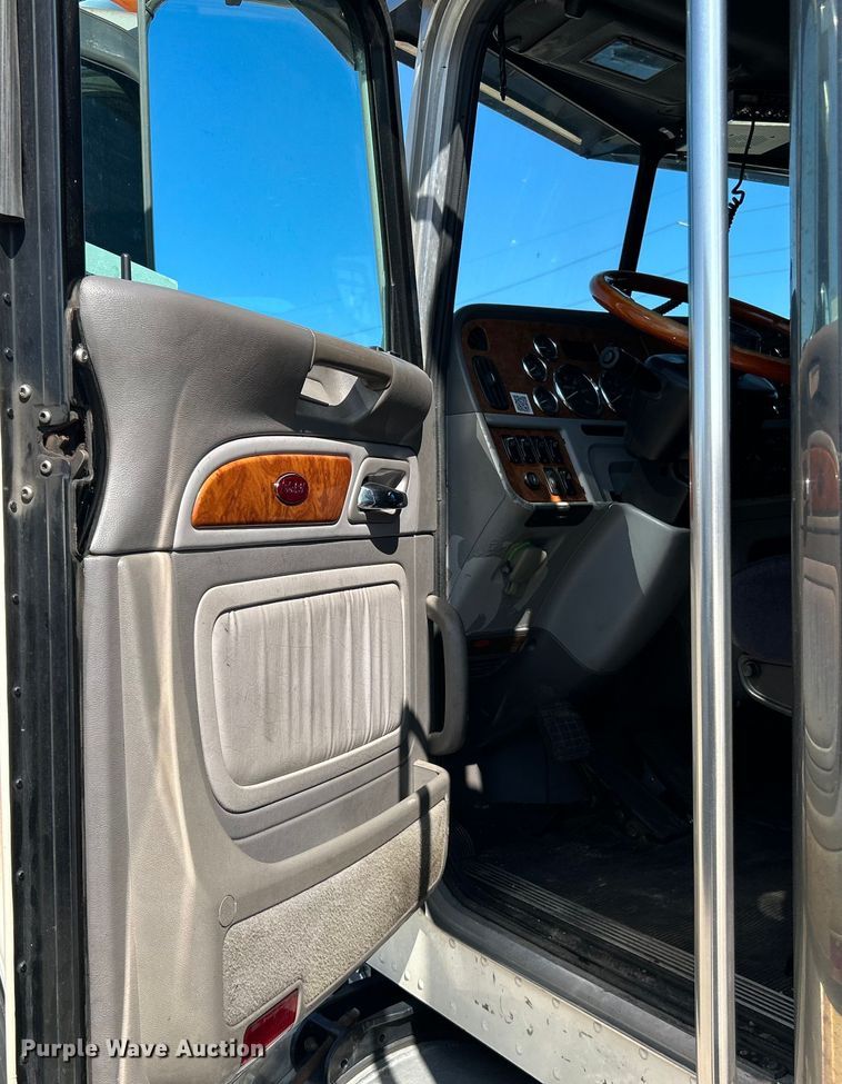 image for item NL9520 2007 Peterbilt 379  semi truck