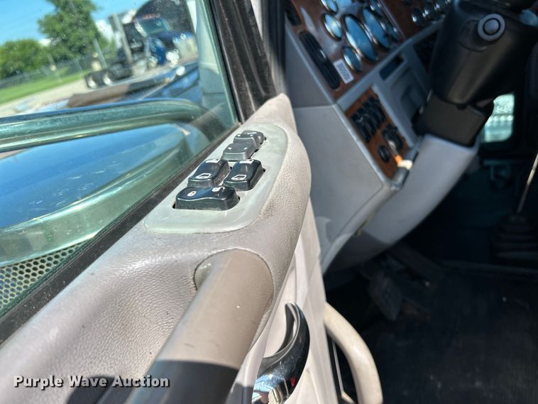 image for item NL9520 2007 Peterbilt 379  semi truck